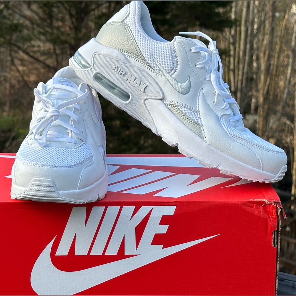 Nike Air Max Excee Low Womens 11 Mens 9.5 All White Lifestyle Casual Sneaker NEW
